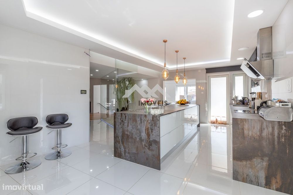 Moradia T5 | Ermesinde | Centro |Remodelada | 750m2 Terreno | Box 4 Ca