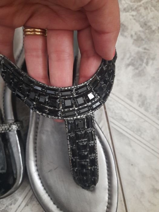 Anne Klein srebrne sandałki z czarnymk oczkami 36