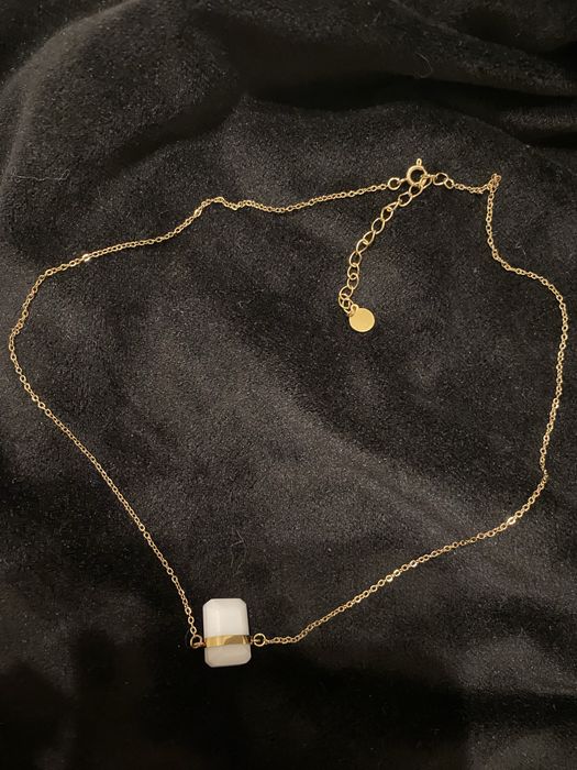 Naszyjnik łańcuszek z białym kamieniem
