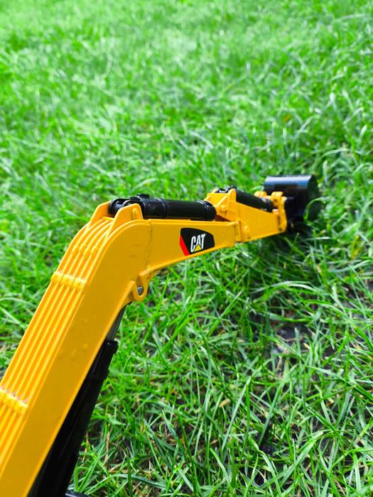 Koparka CAT firmy bruder