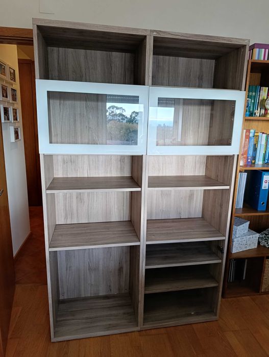 Estante ikea com portas de vidro