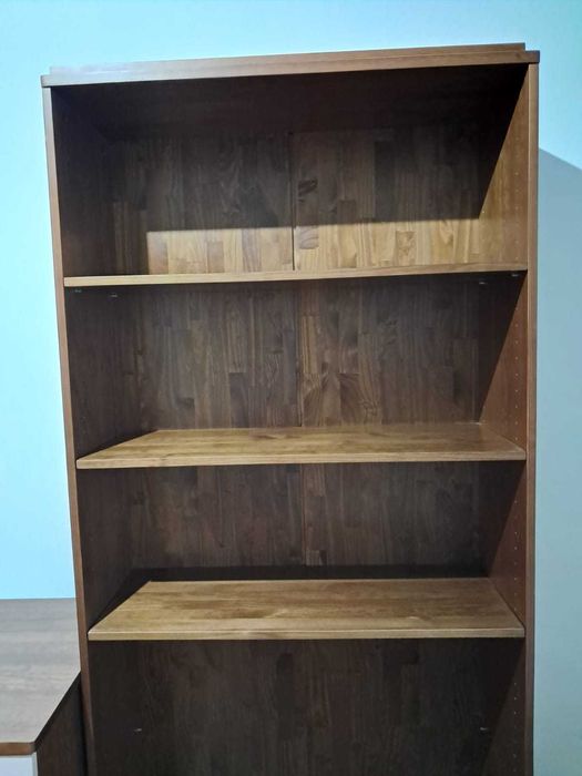 Estante e Secretária em madeira para quarto de menina.