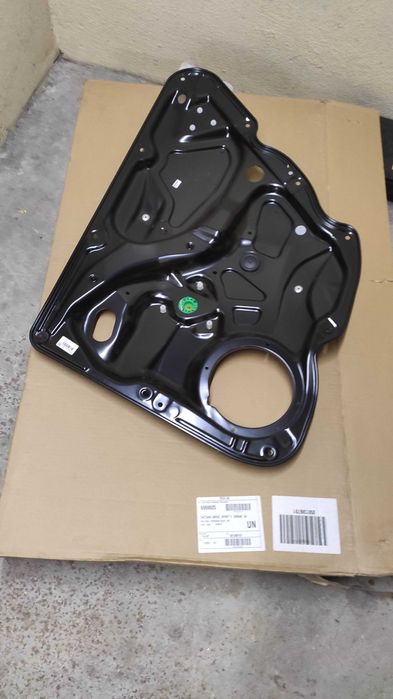 Elevador de vidro traseiro dir NOVO- Passat carrinha 2007