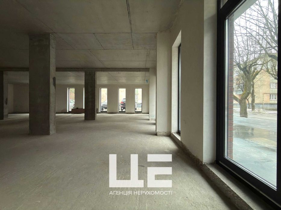 Продаж комерційного приміщення. 204кв.м. Фасад. вул. Окружна 43.