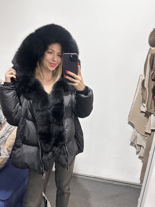 Пуховик з капюшоном з хутром