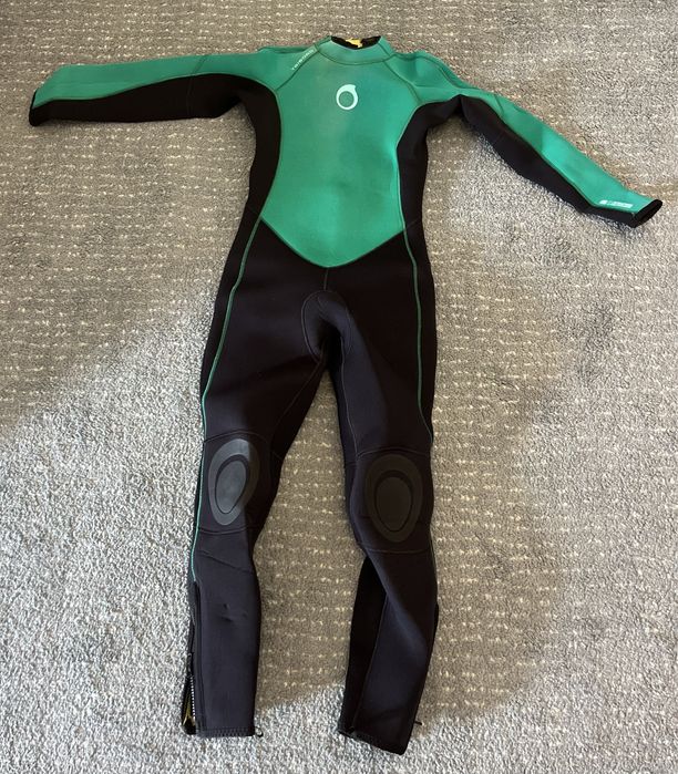 Vendo 2 Fatos de Surf 4/3 – Tribord e Olaian (Tamanho 12/13 anos)