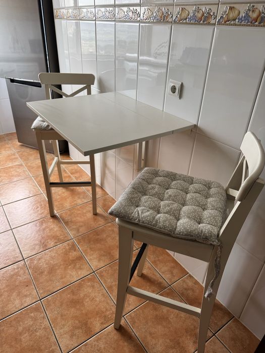 2 cadeiras e mesa de cozinha ou varanda