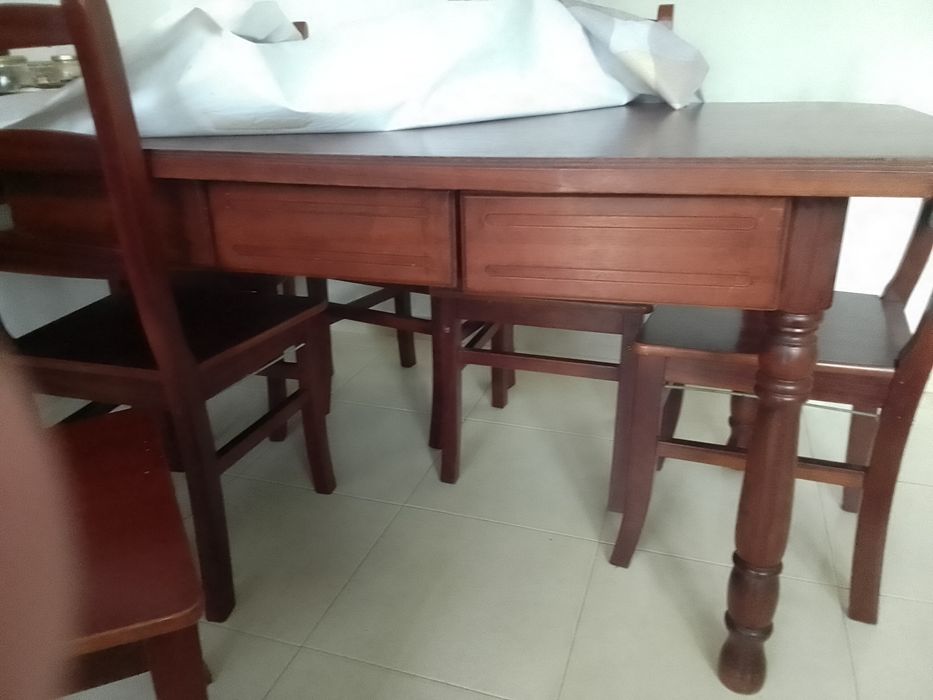 Mesa de cozinha ou casa de jantar com cerca de 2 m comprimento