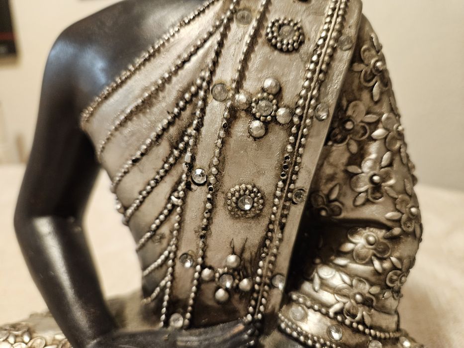 Buda preteado com brilhantes