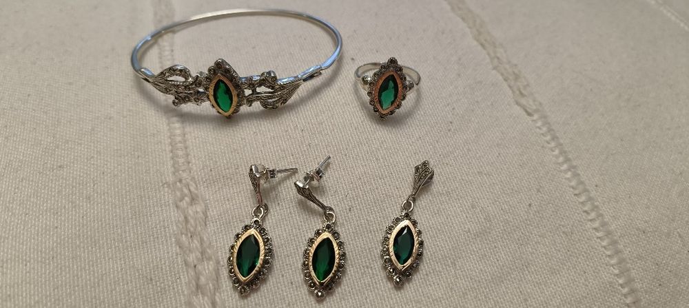 Conjunto antigo em prata com pedra verde