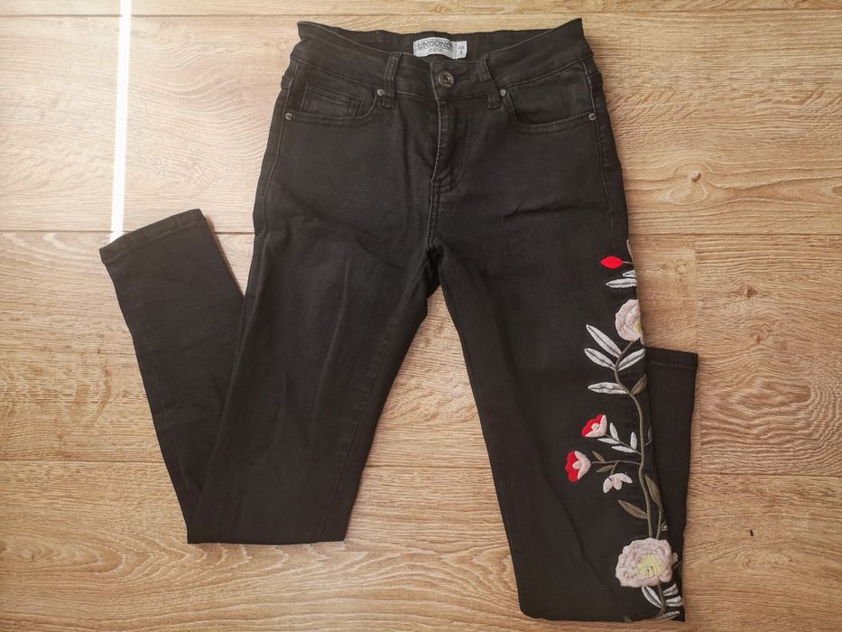 Czarne spodnie z kwiatowym haftem Unisomo