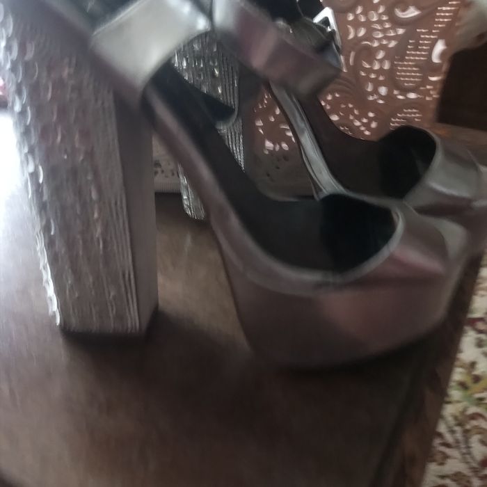 Продам босоножки