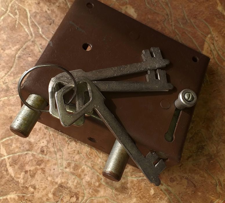 Продам замок Конотоп  старого образца на гараж старого образца.