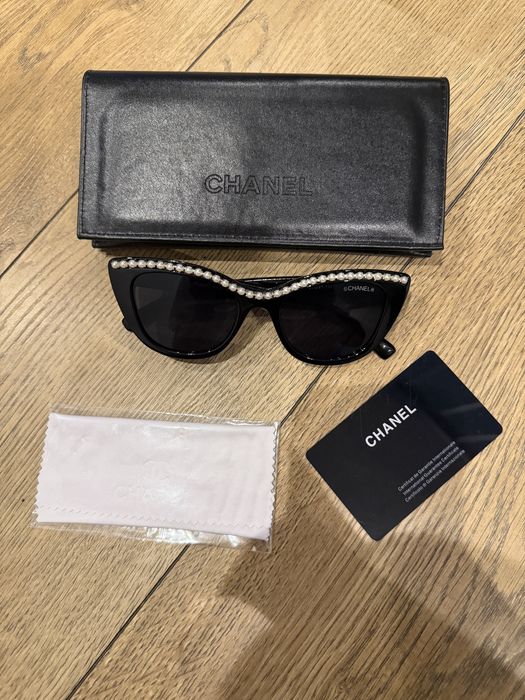 Okulary przeciwsloneczne Chanel czarne zlote logo nowe z pudelkiem