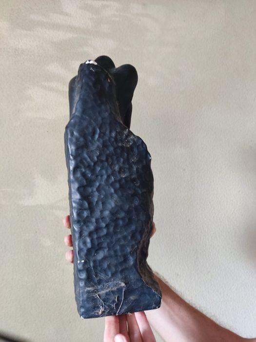 Estatueta em gesso em preto casal nu abraçado