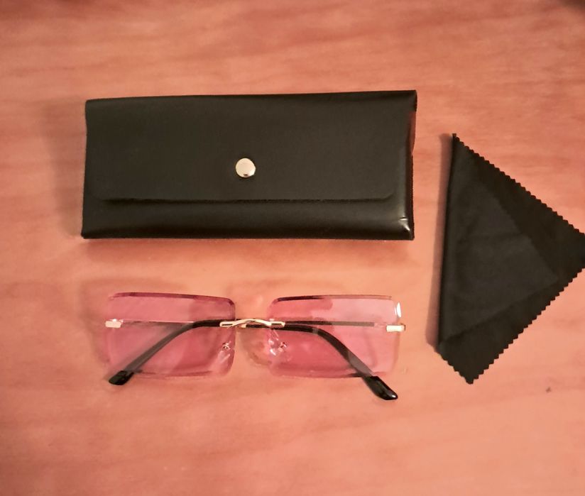 Óculos com lentes rosa