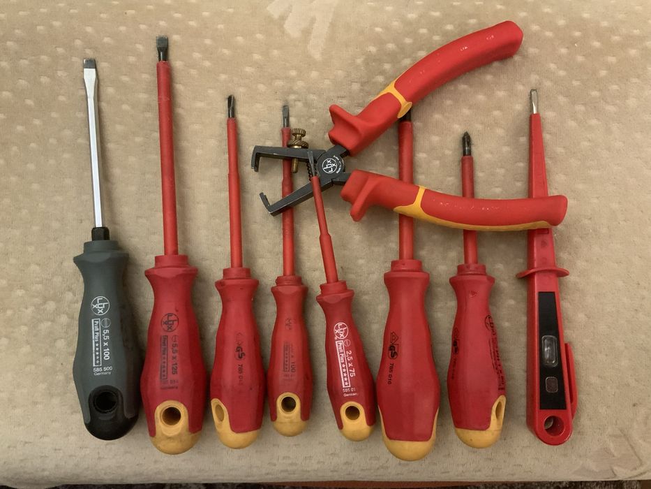 Zestaw śrubokrętów wkrętaków izolowane lux szczypce do izolacji gratis