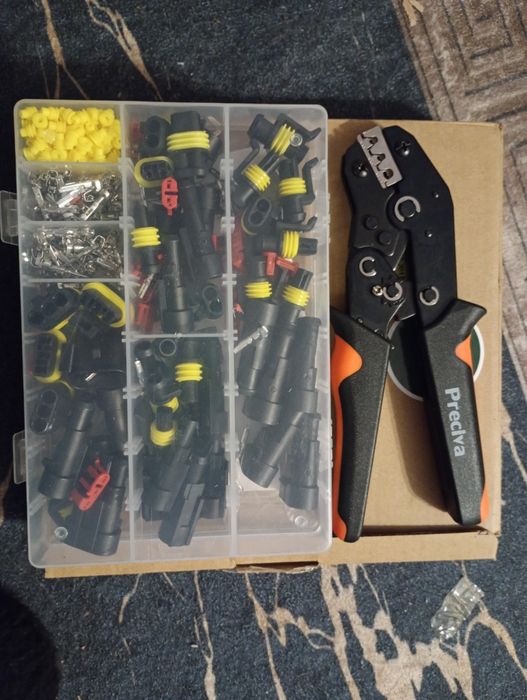 Zestaw szczypce do przewodów oraz 350  złączek, kostek itp.