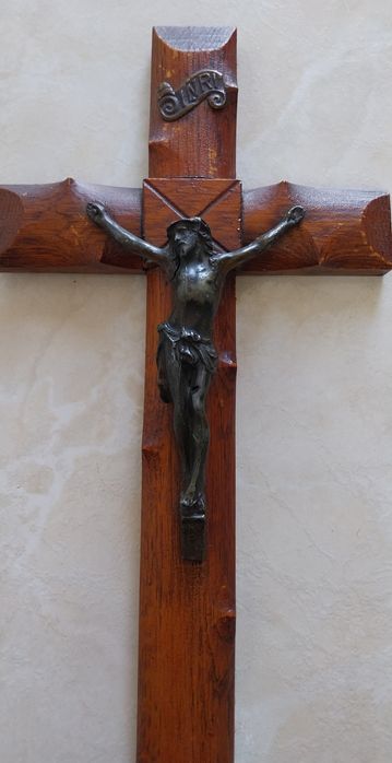 Crucifixo antigo em madeira e metal