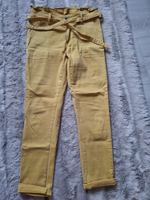 Spodnie kolor musztardowy.