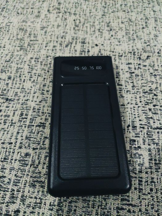 Powerbank que carrega com carregador  e com a energia solar. Tem 4 cabos diferentes