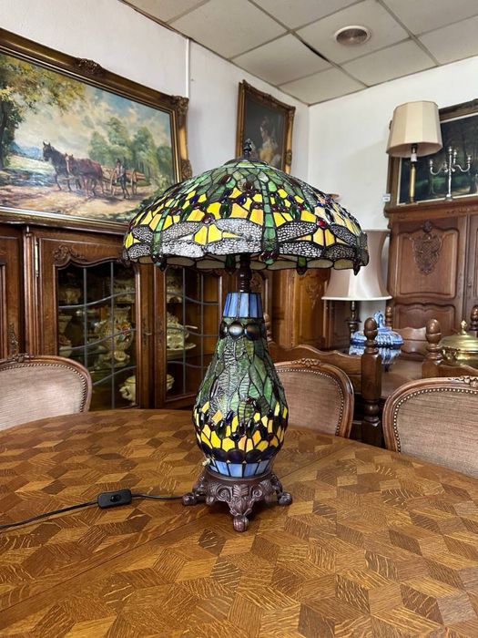 Настільна лампа у стилі Тіффані світильник