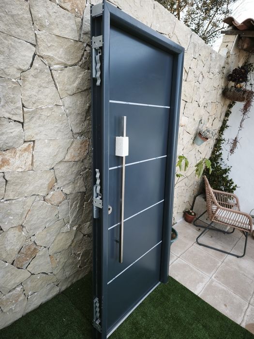 Porta metálica nova (moradia/casa)