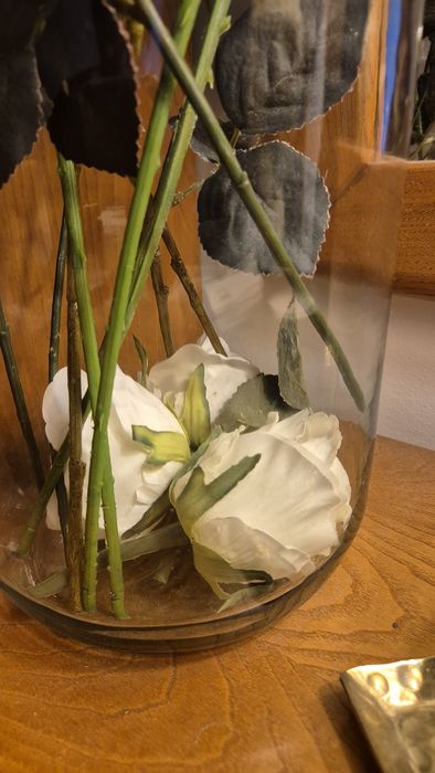 Jarra decorada com flores artificiais