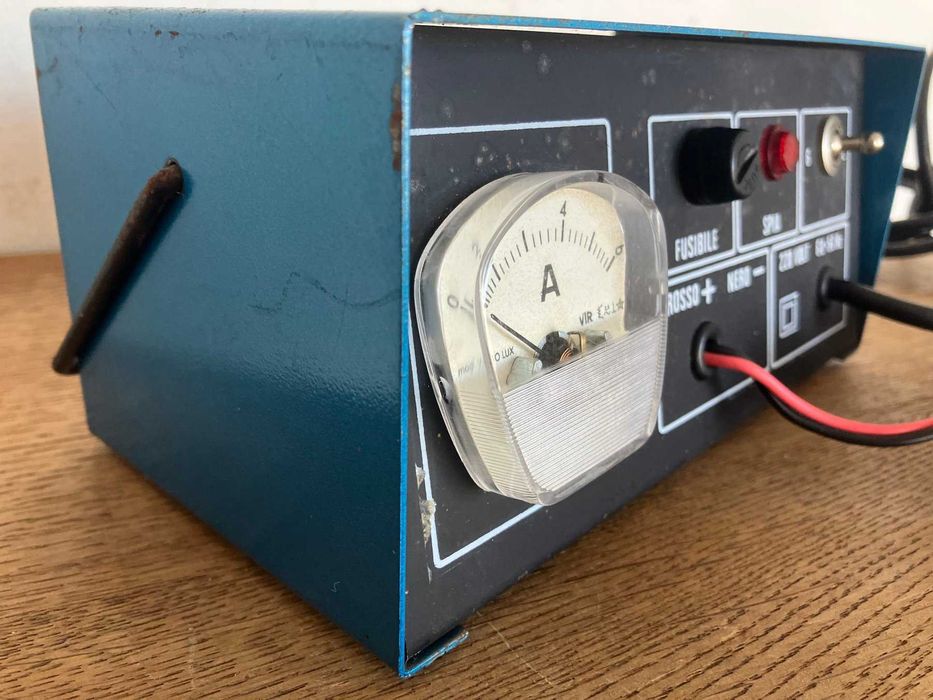 Carregador de baterias Deca Alfa 4 em muito bom estado
