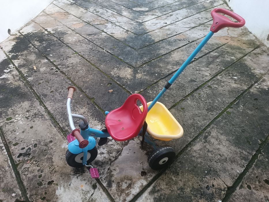 Bicicleta e triciclo de criança