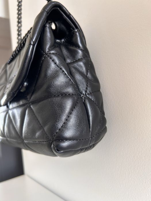 Carteira Prada muito bonita usada 2 vezes, preta e com alça regulavel.