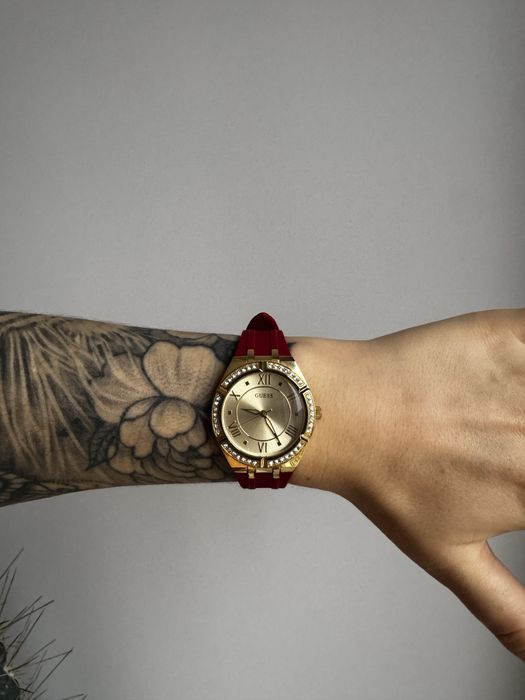 Годинник на руку (наручний)  жіночий червоний GUESS, стан ідеальний