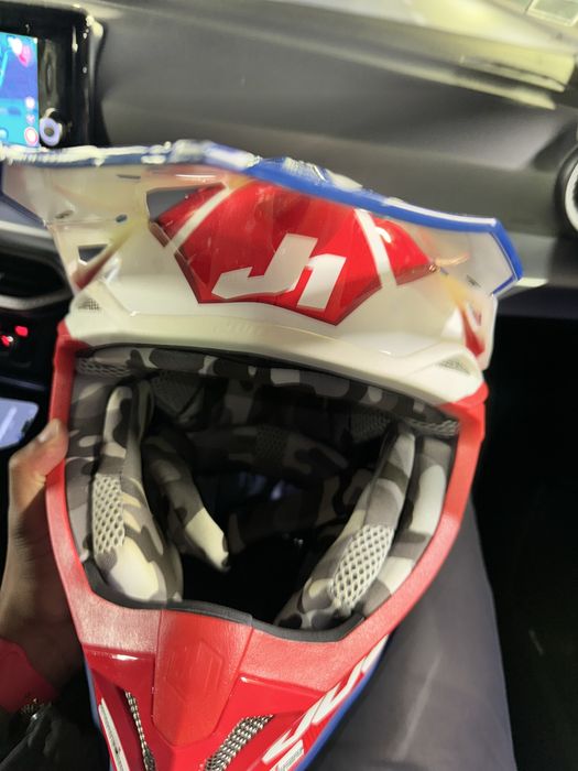 Capacete just one 1 J28 whithe red and blue tamanho M