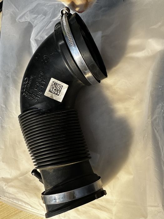 Патрубок audi 06L129629