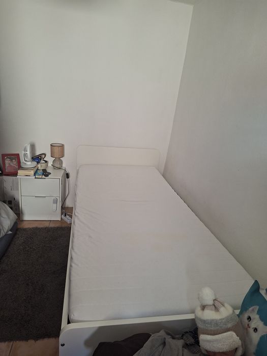 Cama e mesa de cabeceira