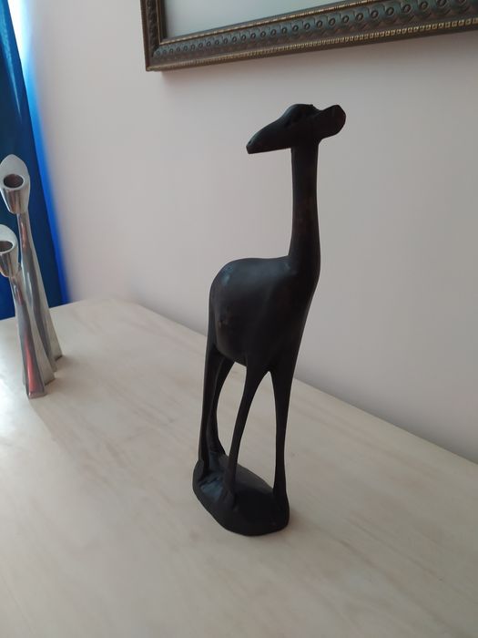 Estátua africana girafa esculpida há mão