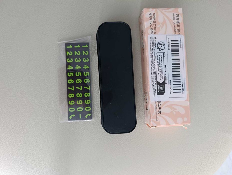 Табличка с номером телефона на торпеду