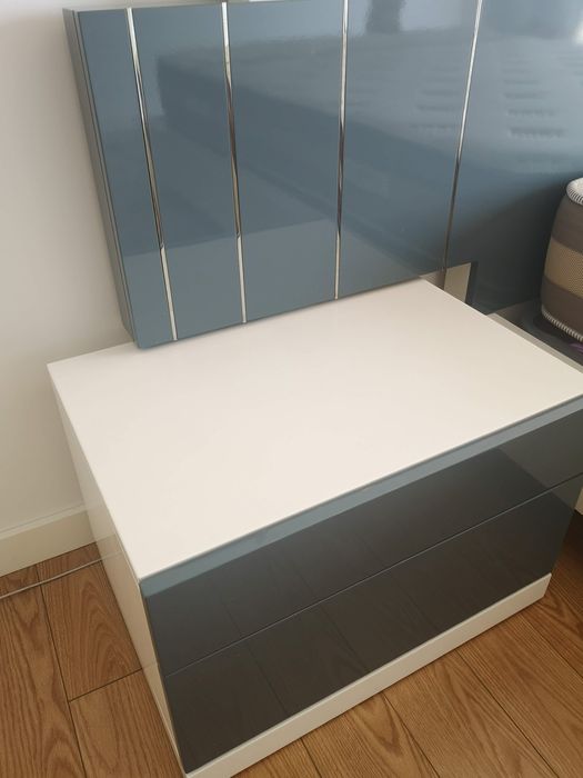 mobília de quarto em madeira branca e cinza com cama, duas mesas de c