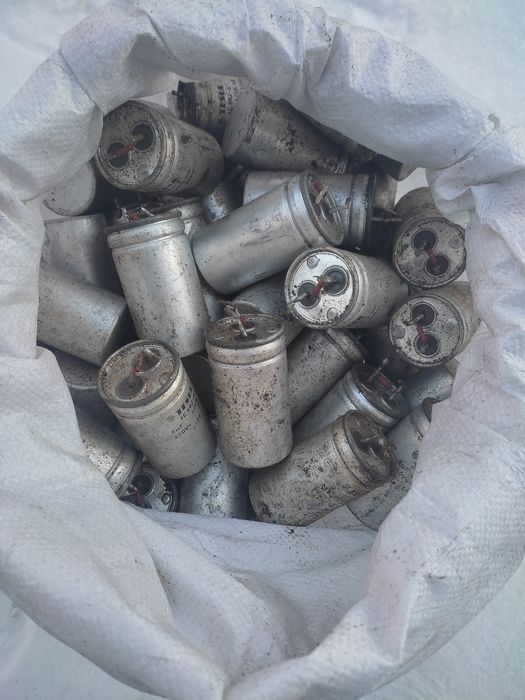 Електролітичні конденсатори.