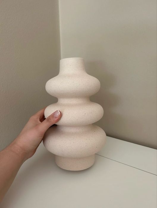 Jarra de cerâmica bege com textura