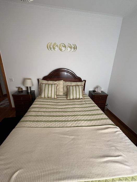 Quarto completo estilo retro castanho