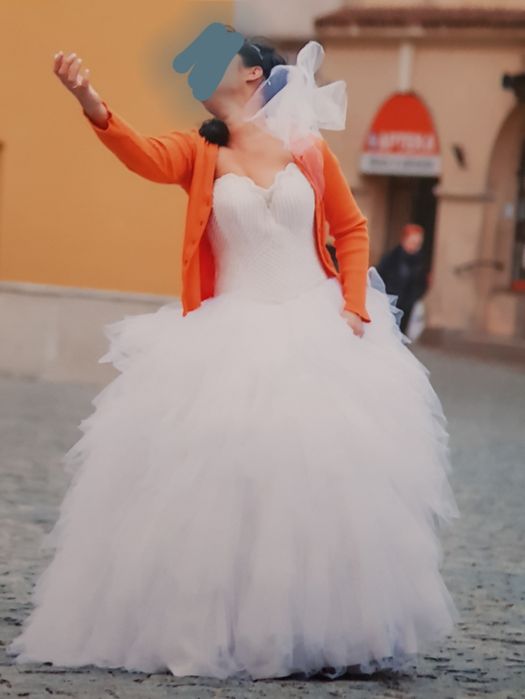 Piekna suknia ślubna, lekka i zwiewna z odkrytymi plecami