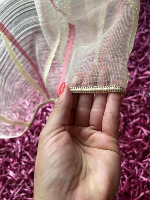 Conj. Cortinados beje/rosa, Abajur, cadeira branca IKEA, almofada rosa