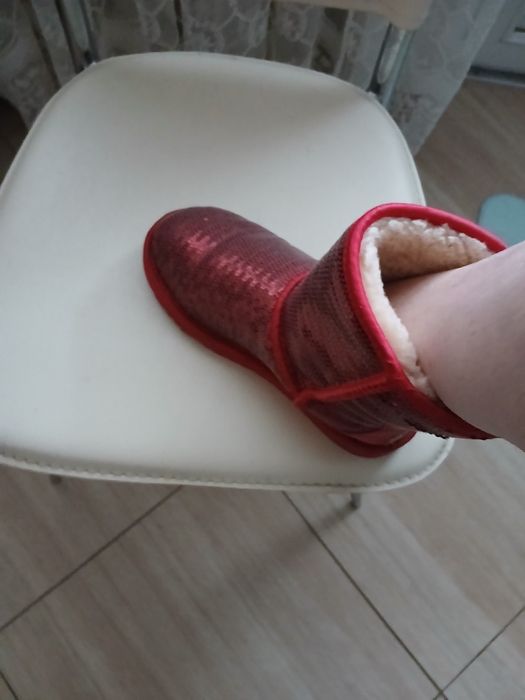 Угги натуральная замша в паетках, внутри натуральная цигейка. Пару раз