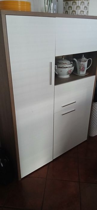 Vendo conjunto de mobiliário em excelente estado, com design moderno em acabamento carvalho e branco, ideal para sala de estar e sala de jantar.