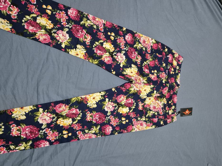 Calças azuis com flores 44