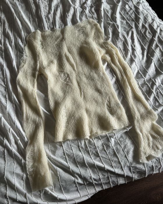 вʼязаний молочний лонгслів з рваностями