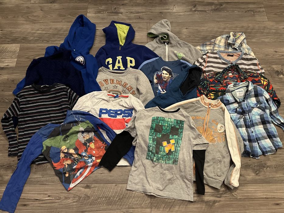 Zestaw ubran dla chlopca o rozmiarach od 122 do 140.