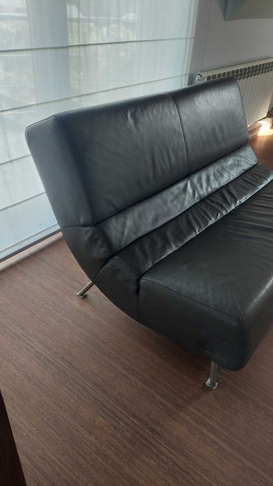 Ciemnoszara sofa skórzana - nowoczesna i kompaktowa