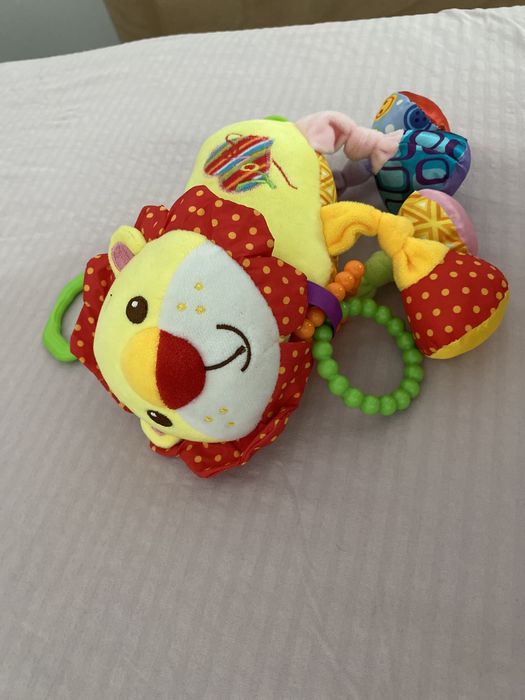 Leão peluche brincar bebé